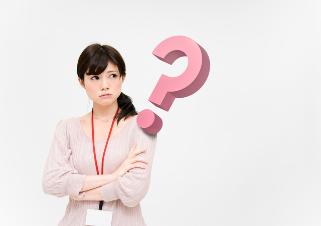 腕組する女性