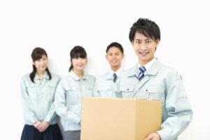 荷物を持つ男性