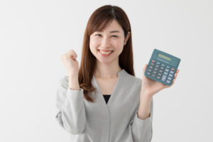 電卓をもつ女性