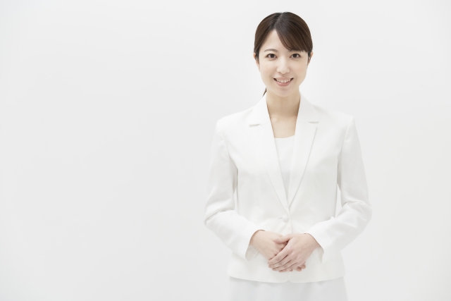 白い服を着た女性