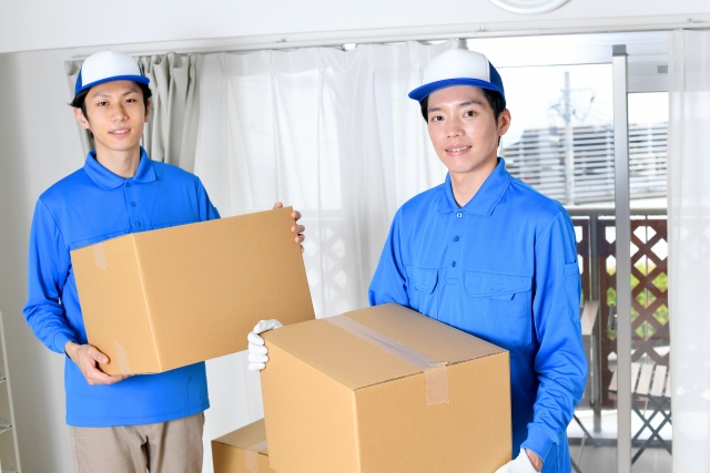 荷物を運ぶ男性
