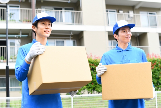 荷物を運ぶ男性