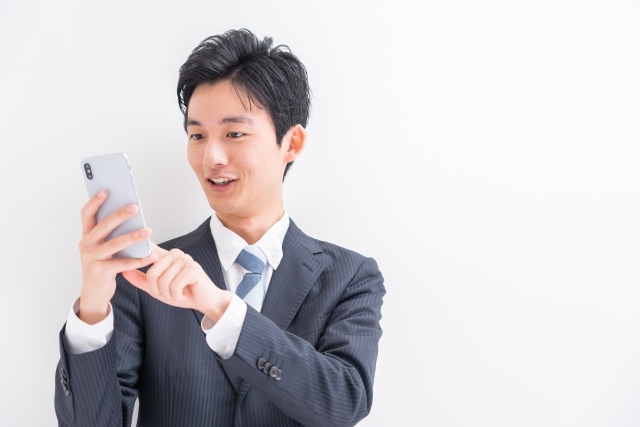 電話を持つ人